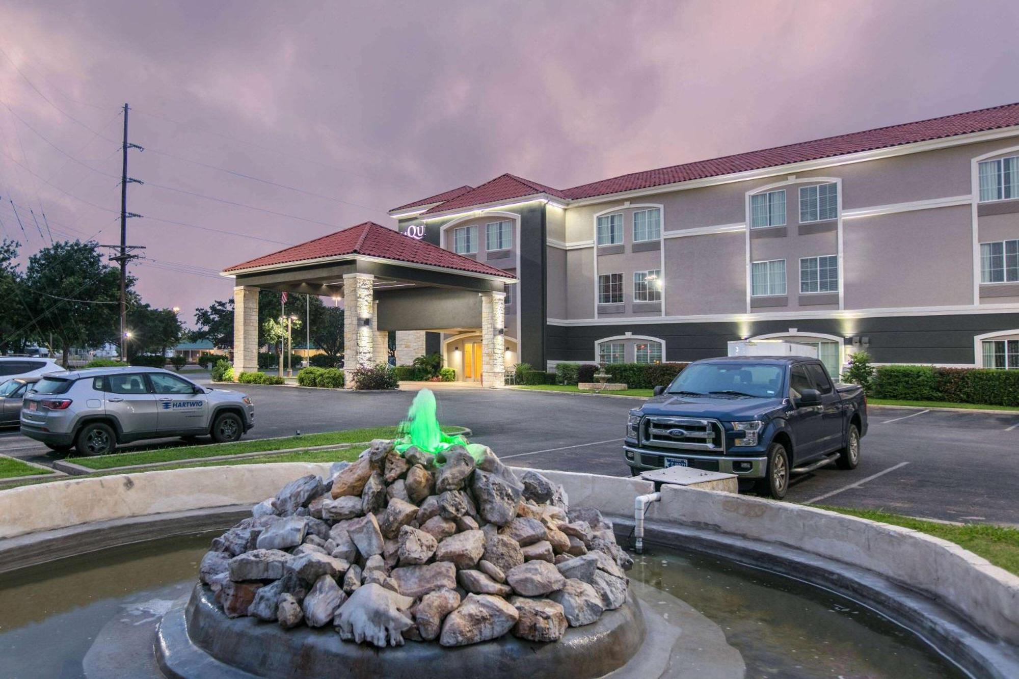 Hotel La Quinta by Wyndham Fredericksburg Exterior foto